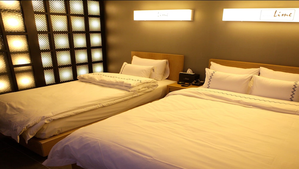 Premium Twin Room photo 2