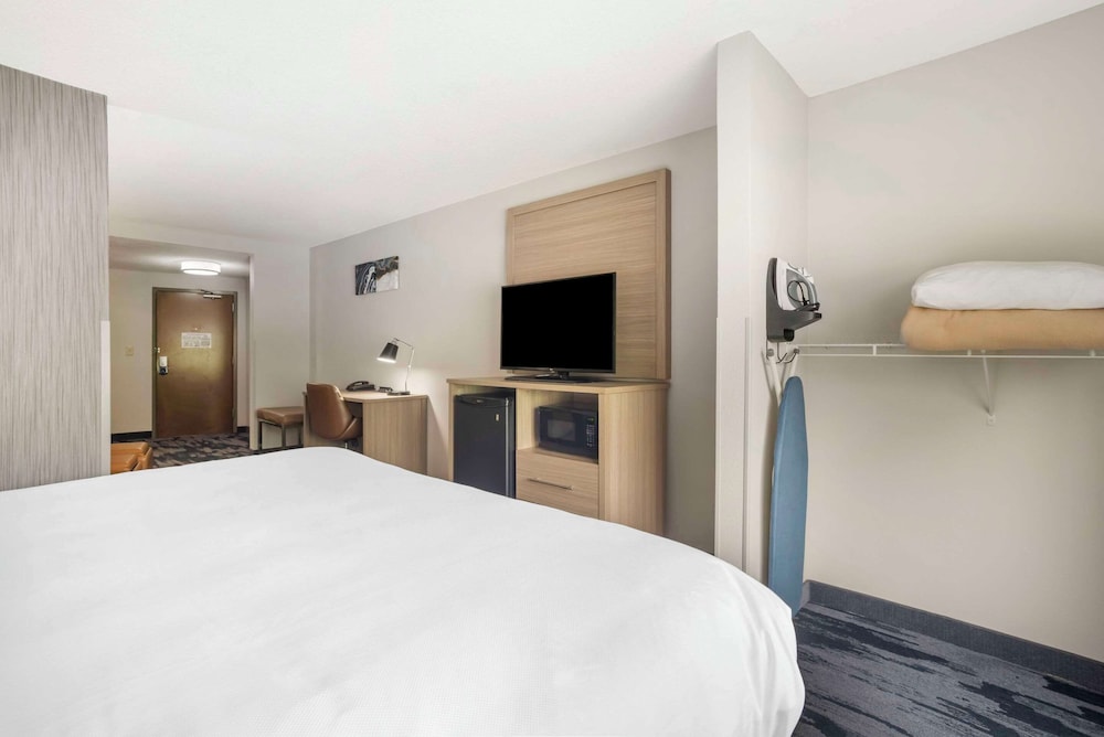Suite, 1 King Bed with Sofa bed, Accessible, Non Smoking - Photo 3