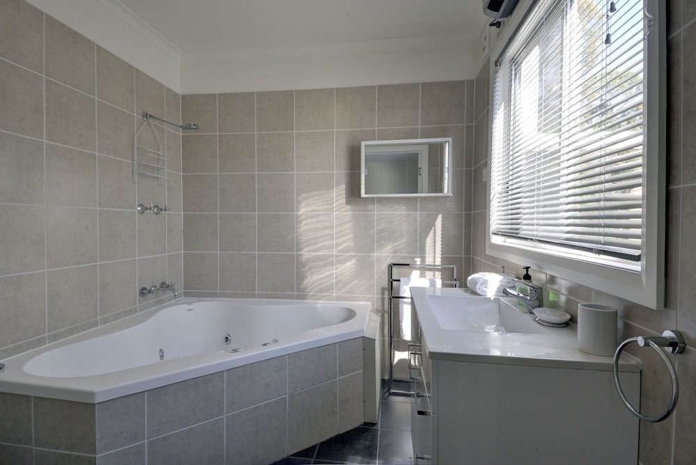 Stylish 2 Bedroom House With A Great Entertainment Deck photo 2