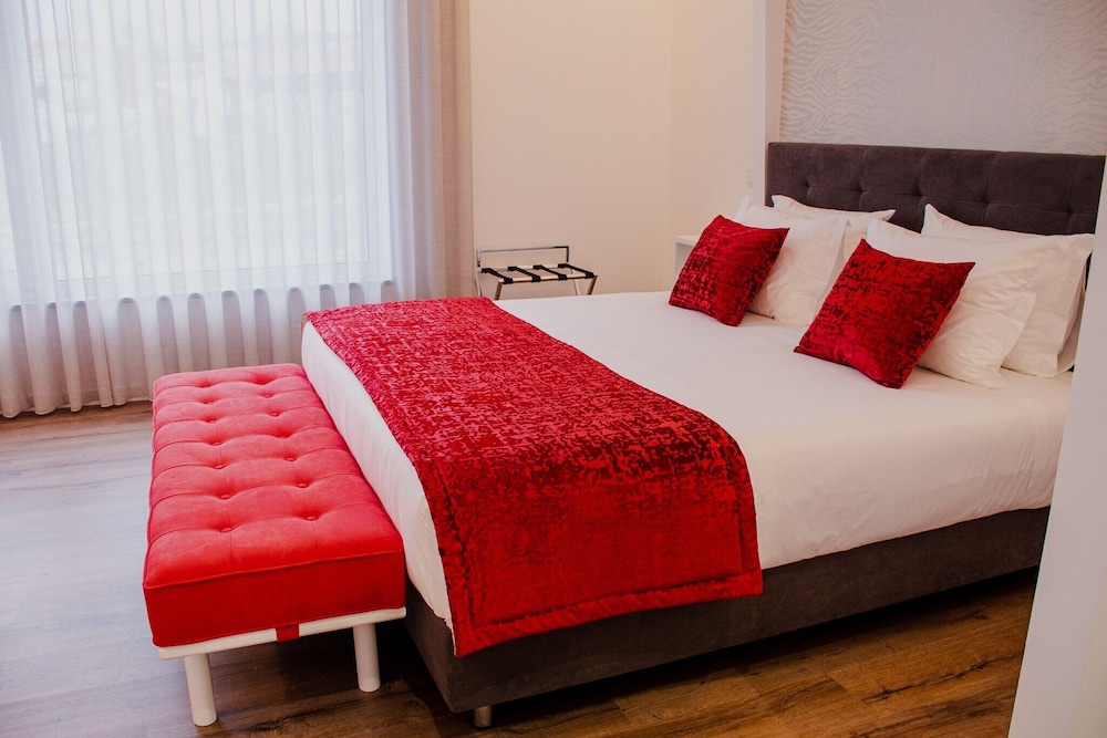 Deluxe Room, 1 King Bed, Accessible, Garden View