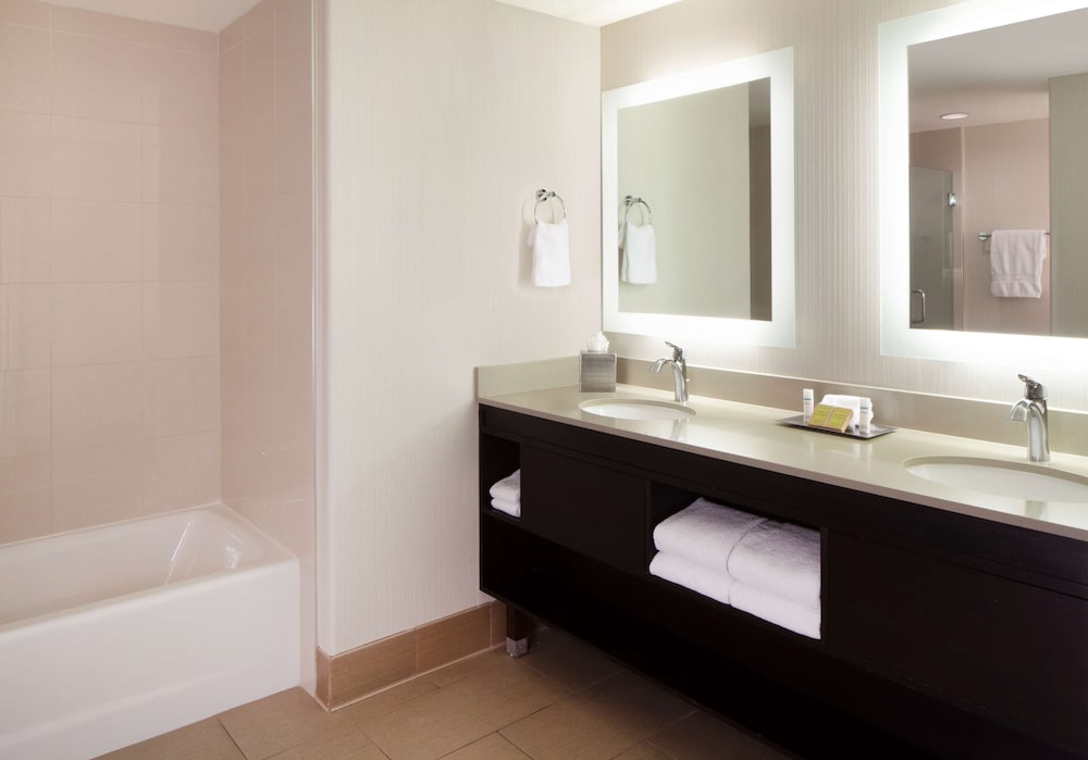Deluxe Suite, 1 Bedroom - Photo 11