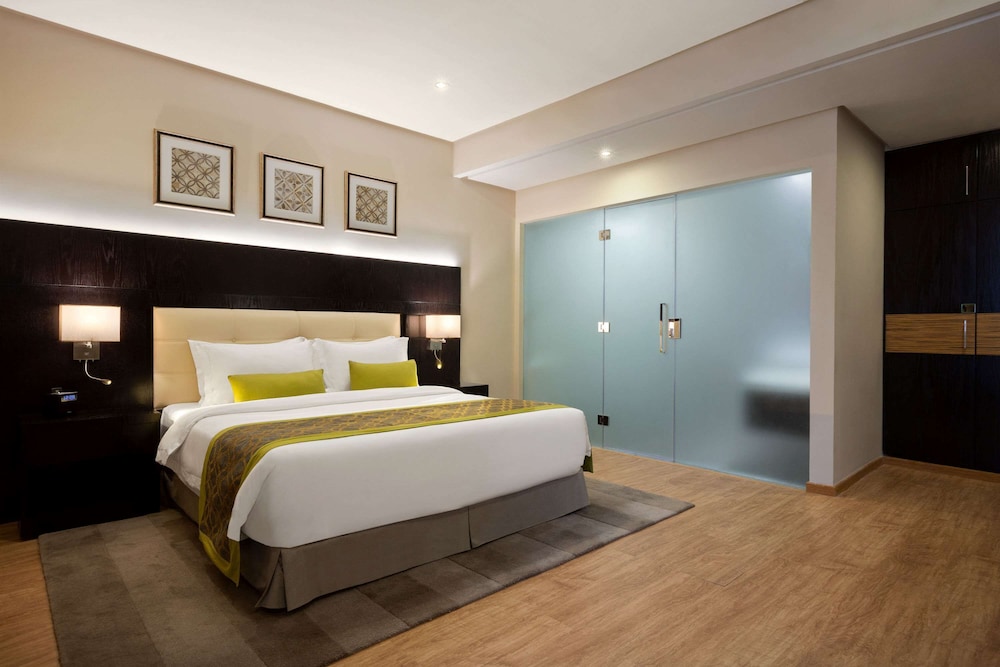Club Suite, 1 King Bed, Smoking (3 Bedrooms) photo 1