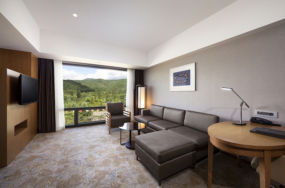 Junior Suite, 1 King Bed (Maple) - Photo 2