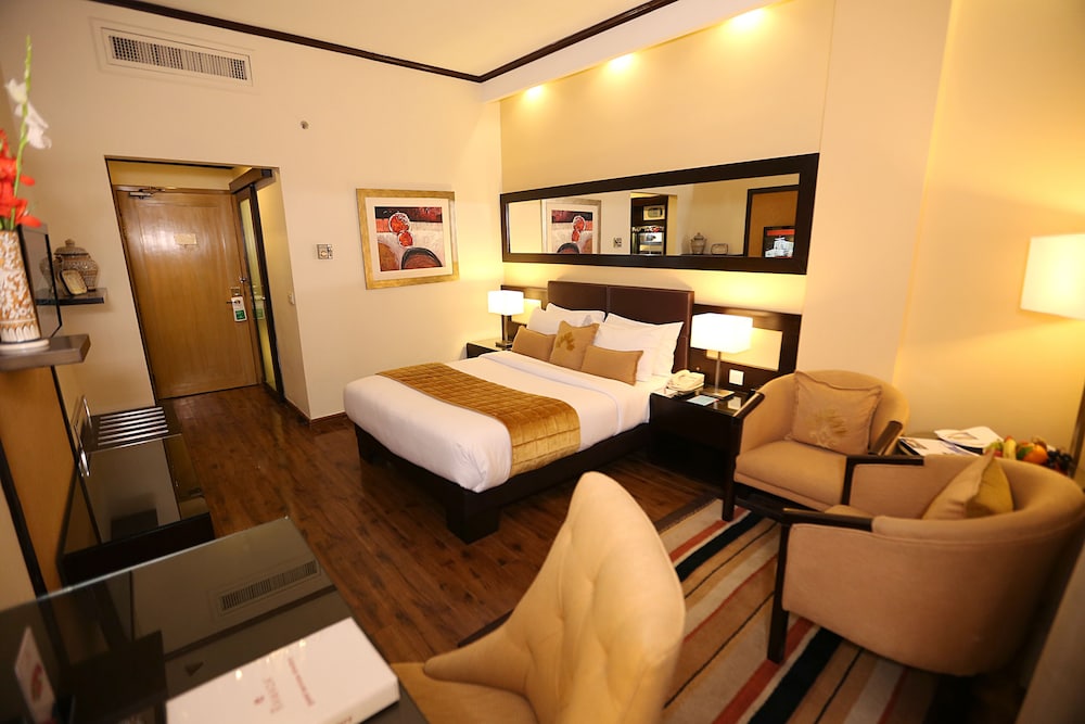 Deluxe Room, 1 Queen Bed, Smoking photo 2