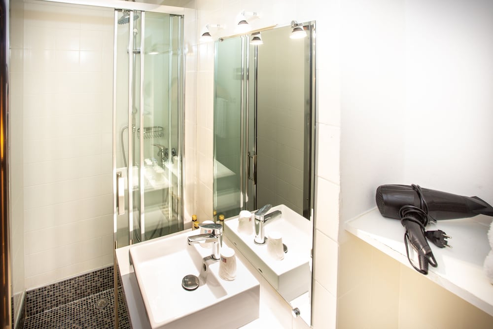 Classic Double Room (Small) - Photo 5