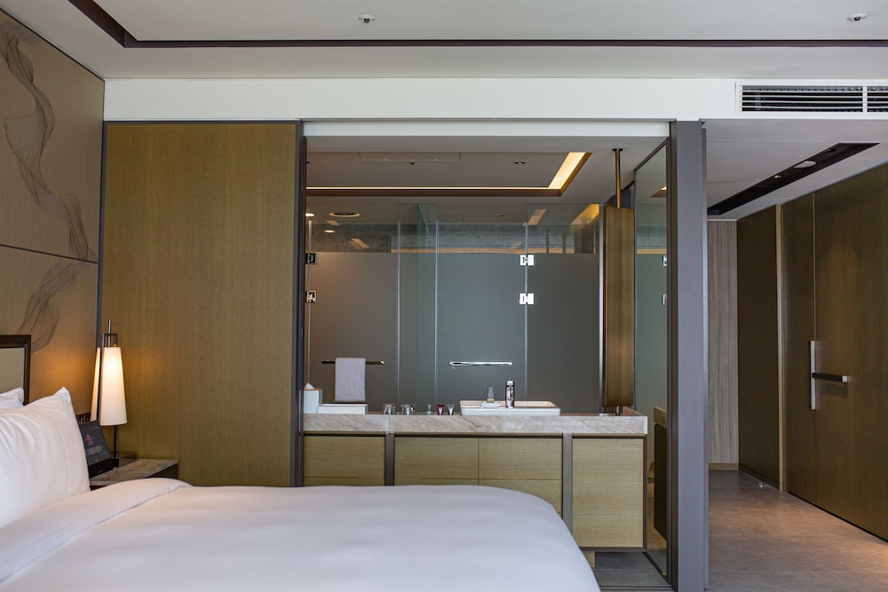 Deluxe Room, 1 King Bed - Photo 3