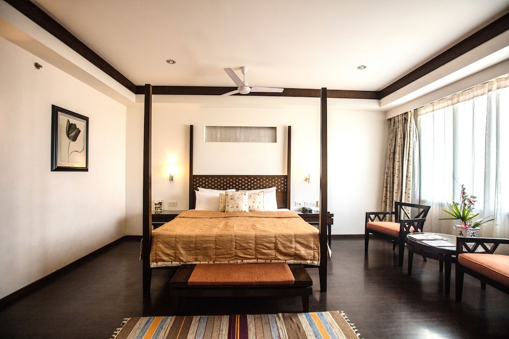 Executive Suite - Photo 2