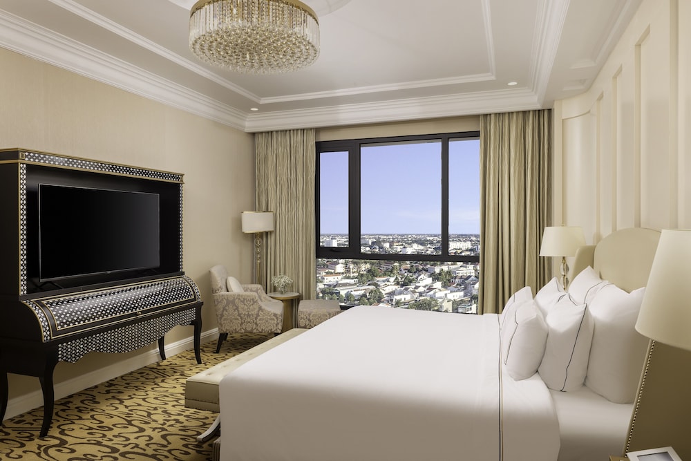 Suite - Photo 11