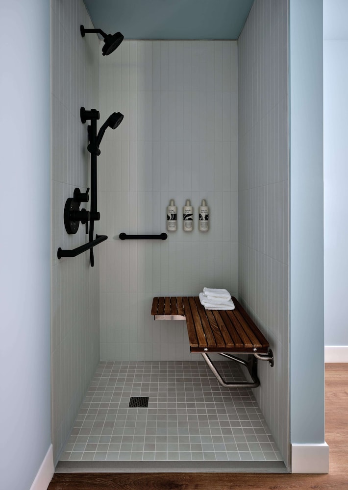 Deluxe Room, 1 Queen Bed (ADA w/ Transfer Shower) - Photo 3