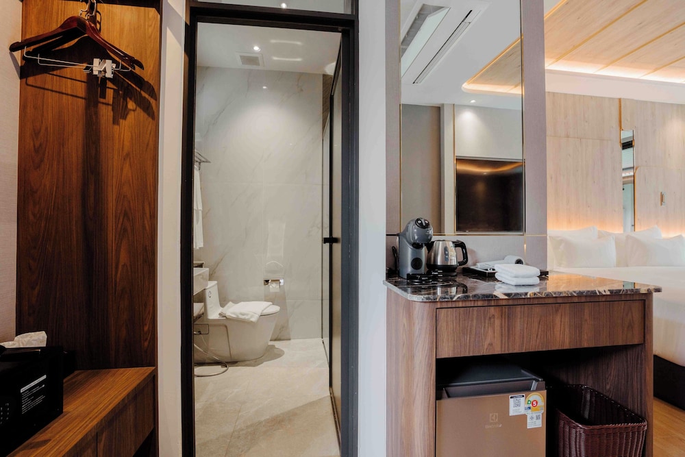 Sunken Pool Access with Jacuzzi - Photo 13