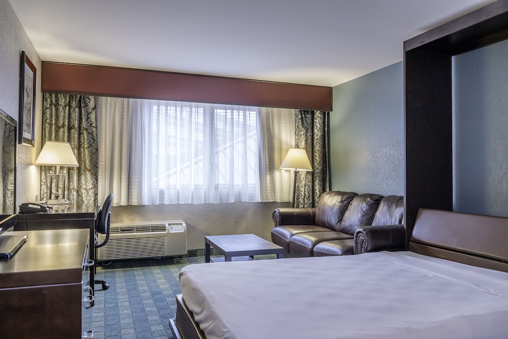 Deluxe Room, 1 King Bed photo 1