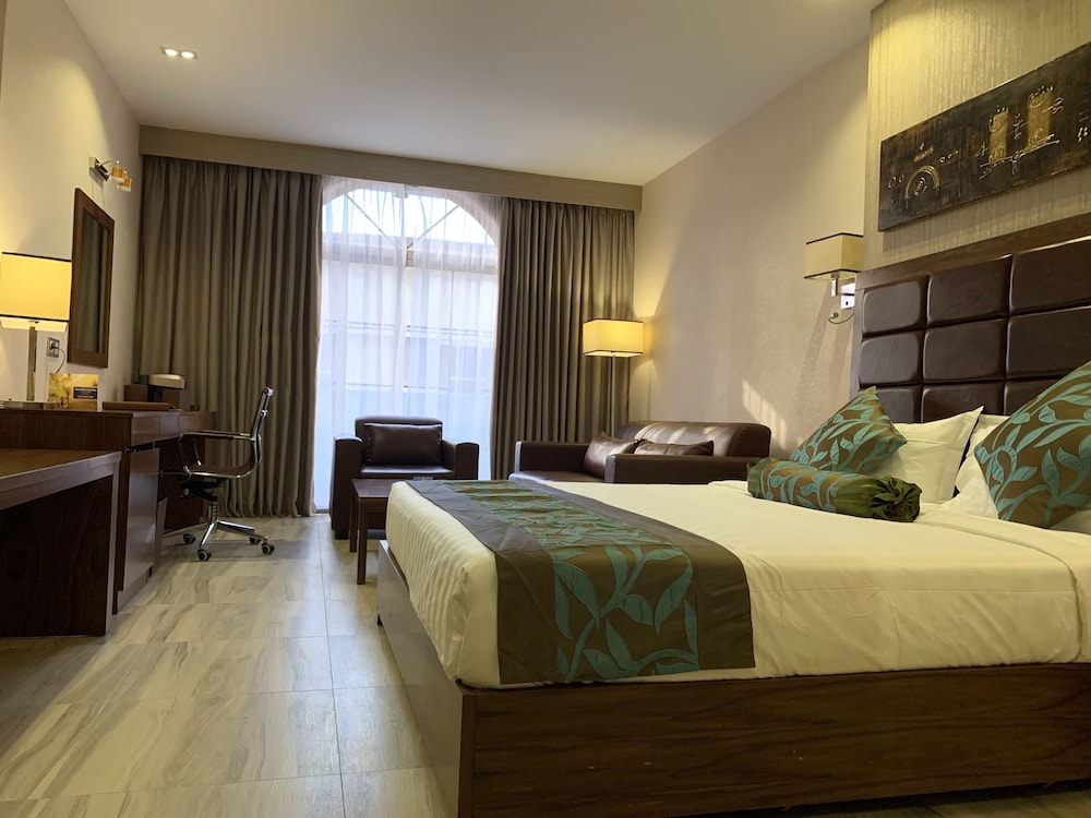 Suite, 1 Queen Bed, Non Smoking photo 2