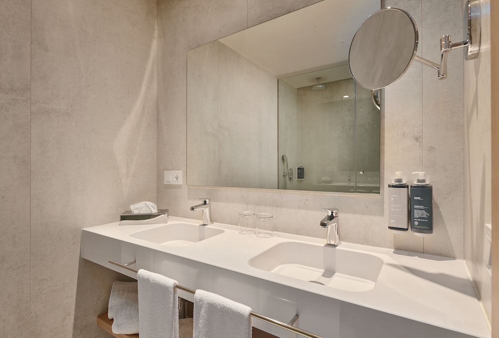 Double Room Single Use thumbnail 6