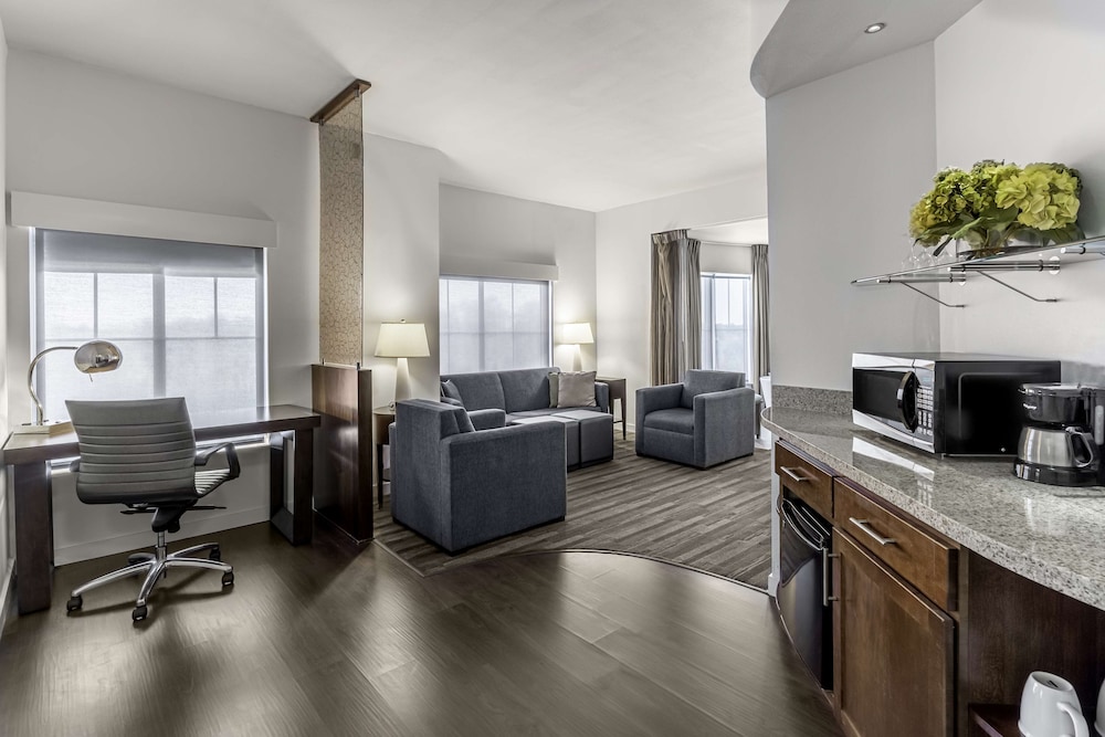 Executive Suite, 1 King Bed, Bathtub, Corner photo 2