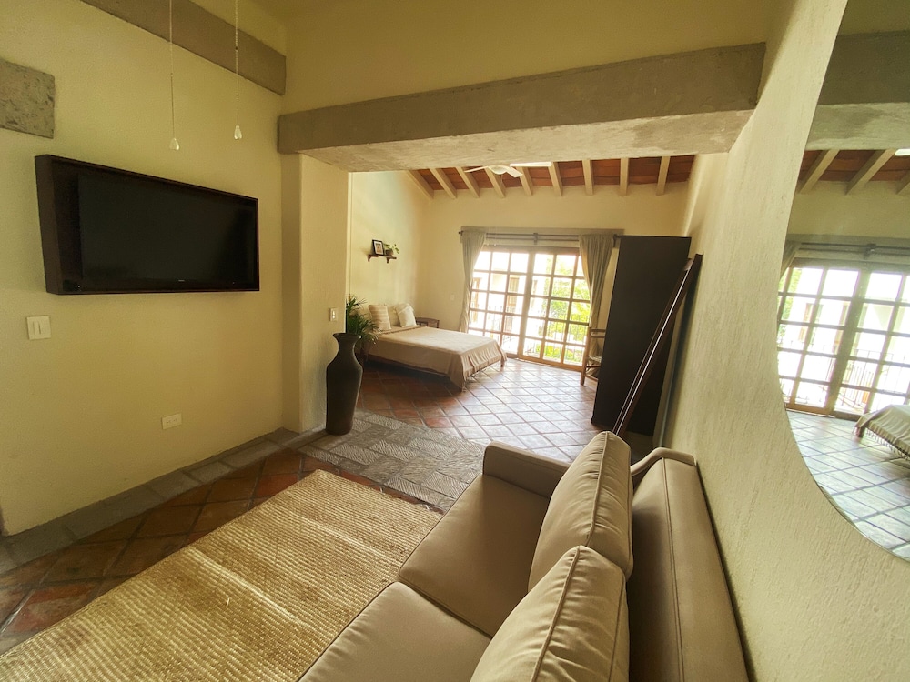 Deluxe Room - Photo 10