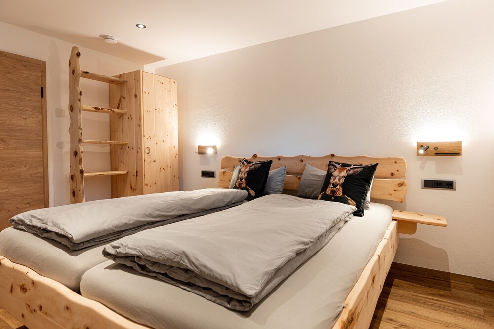 Condo, 2 Bedrooms, Pets Allowed (Hirsch) photo 2