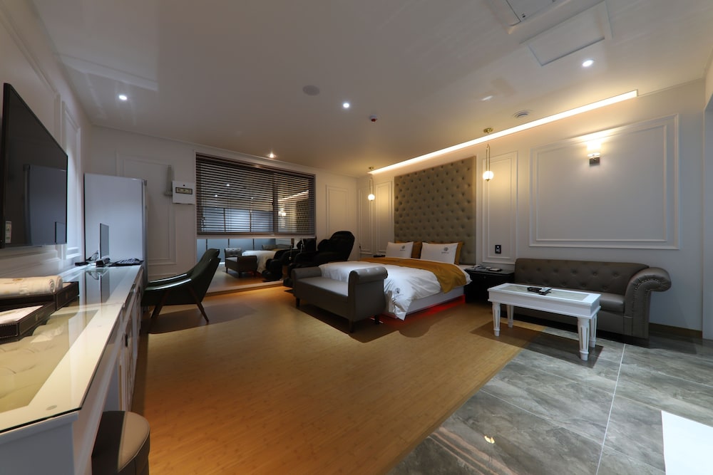 Room, Jetted Tub (Special) - Photo 11