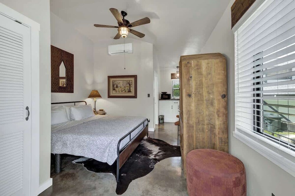 House, 1 King Bed, Kitchen, Garden View (213 E Travis - Tejas Unit B)