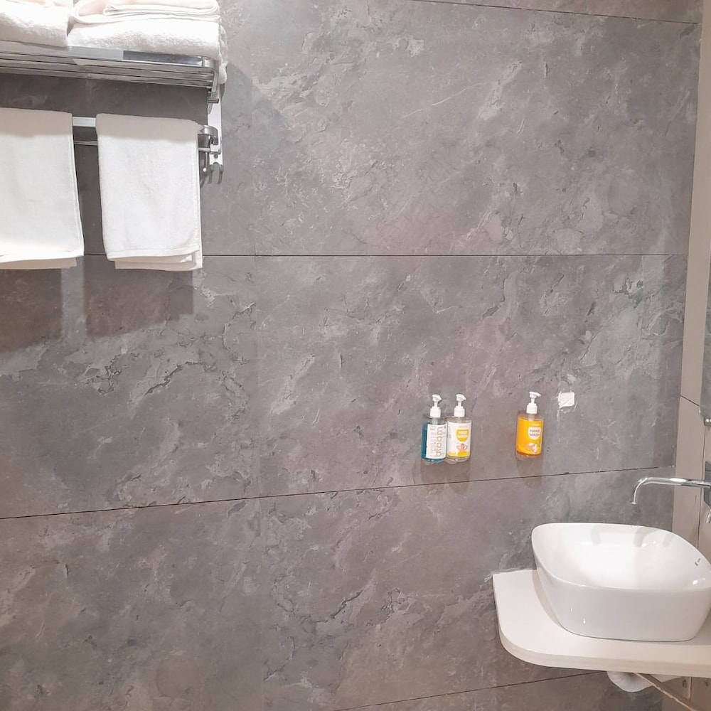 Standard Twin Room - Photo 7