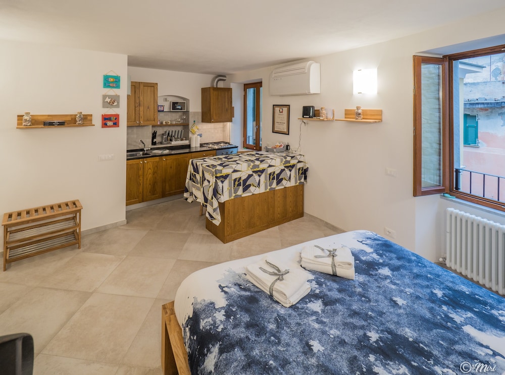 Deluxe Studio, 1 Queen Bed, Kitchenette (1)