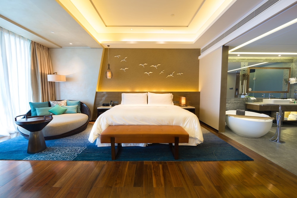 Grand Room, 1 King Bed, Balcony photo 2