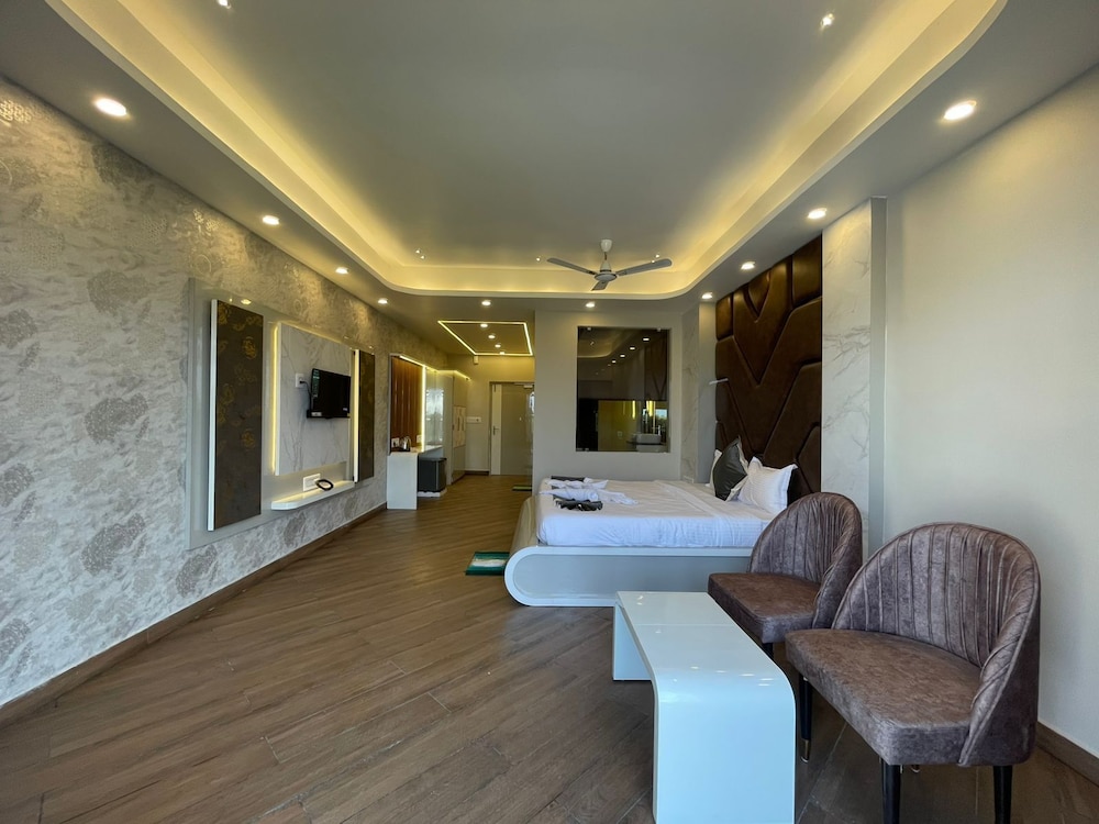 Premium Room with Bathtub and Balcony photo 1