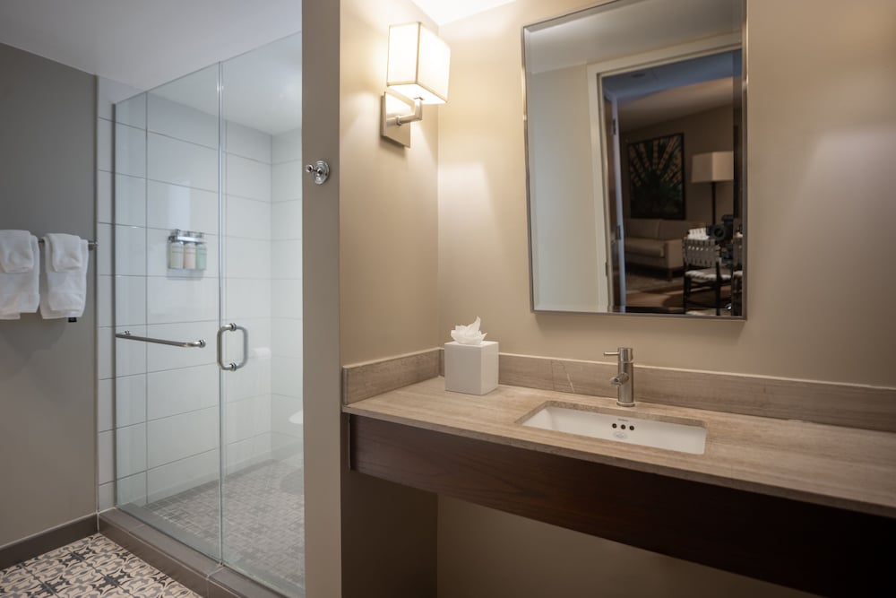 Suite, 1 King Bed, Non Smoking, River View (Corner) - Photo 6