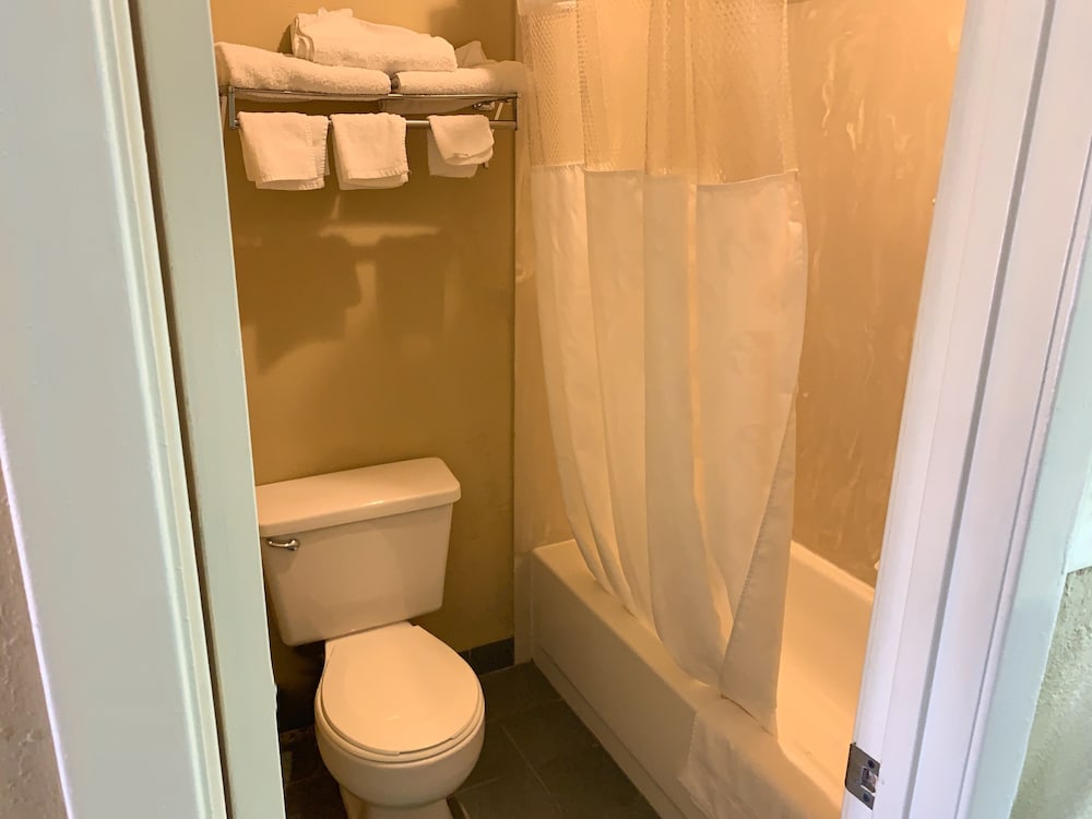 Room, 2 Queen Beds, Non Smoking - Photo 9