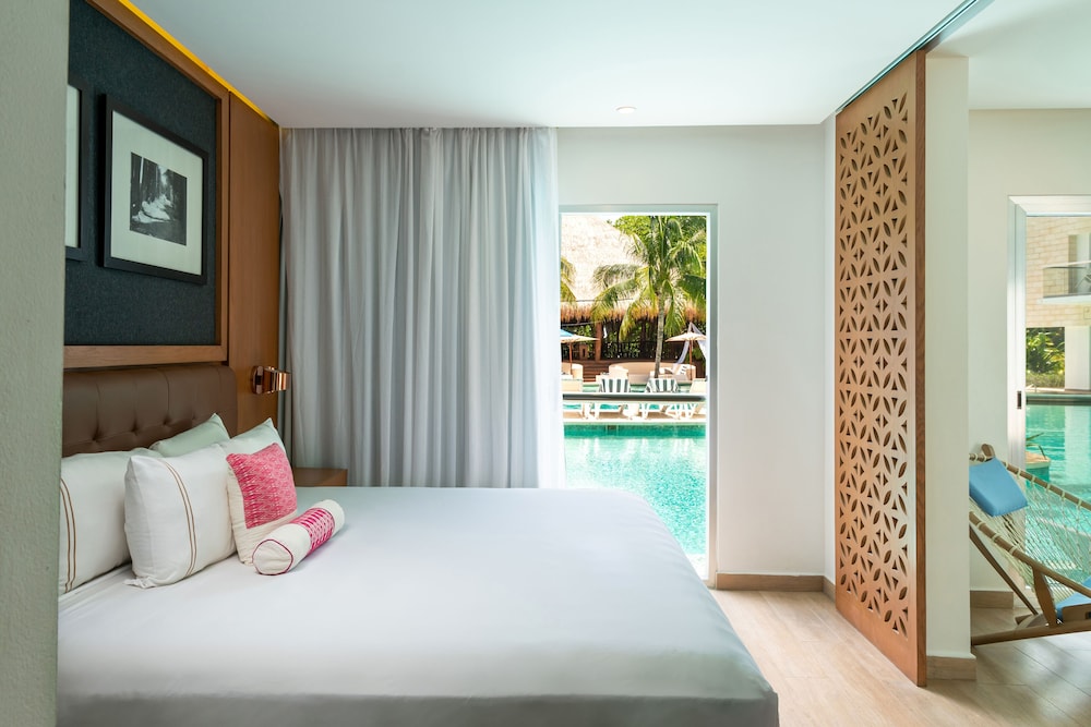 One Bedroom Swim Up Suite photo 2