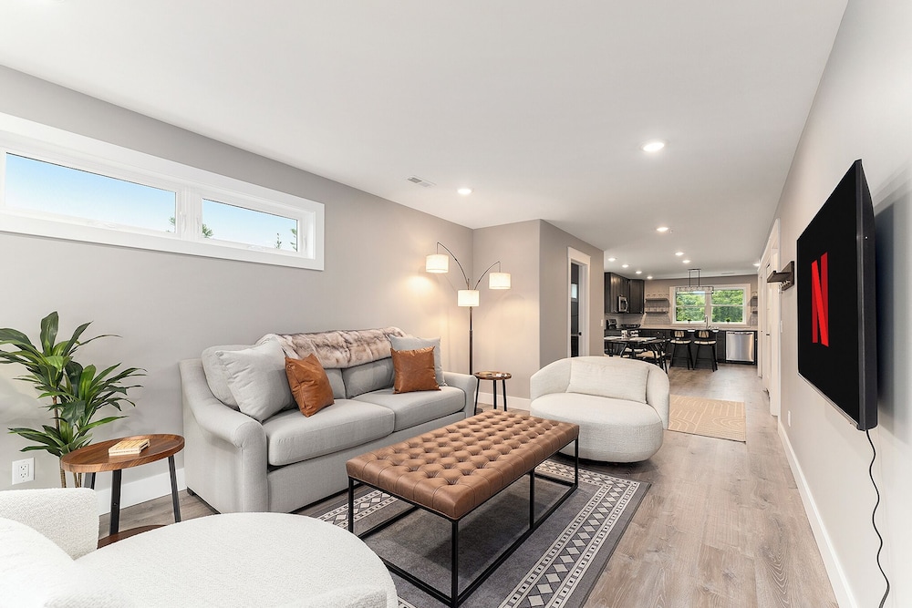 Luxury Condo, 2 Bedrooms, Balcony, Garden View