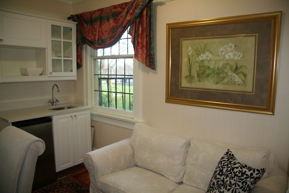 Suite, 1 Queen Bed, Kitchenette (Craigmyle) photo 2