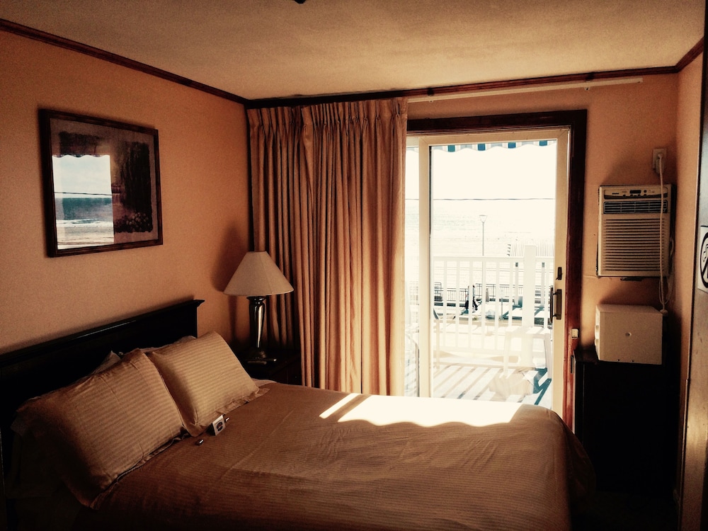 Standard Room, 1 Queen Bed, Beach View, Oceanfront photo 1