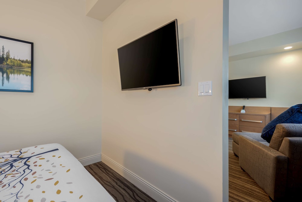 Suite, 1 Queen Bed, Non Smoking, Kitchenette (Shower Only) photo 2