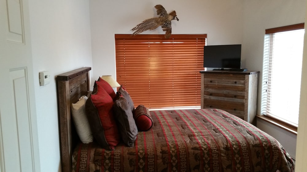 Standard Room, 1 Queen Bed, Shared Bathroom photo 2