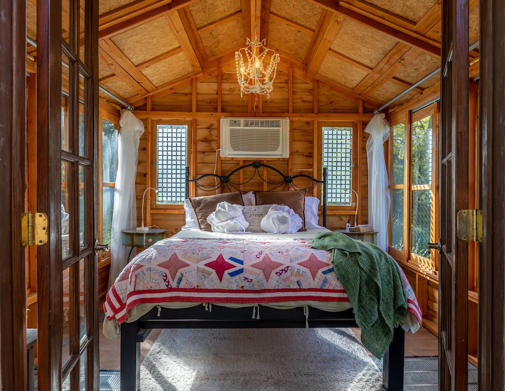Romantic Tree House, Multiple Beds, Hot Tub, Park View photo 1