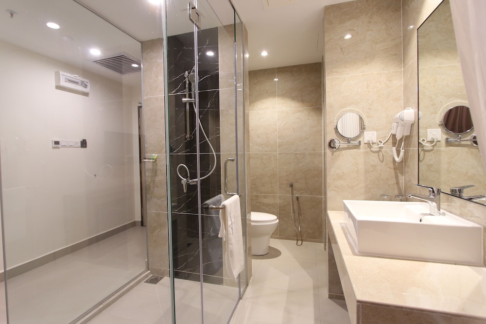 Deluxe Room - Photo 9