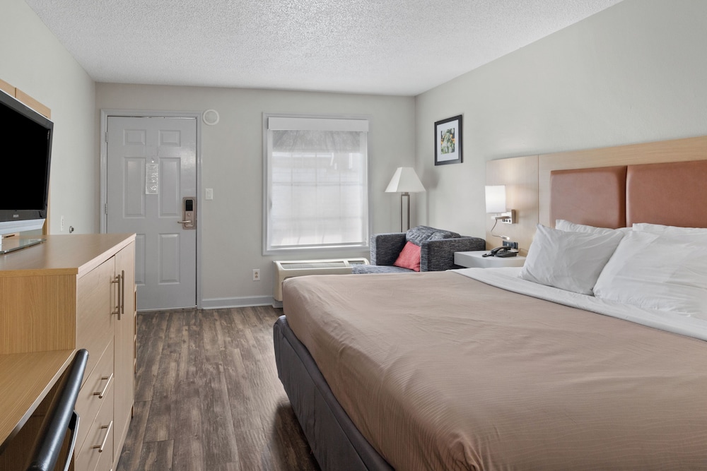 Deluxe Room, 1 King Bed, Roll-in Shower, Non Smoking photo 3
