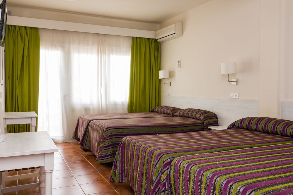 Quadruple Room - Photo 1