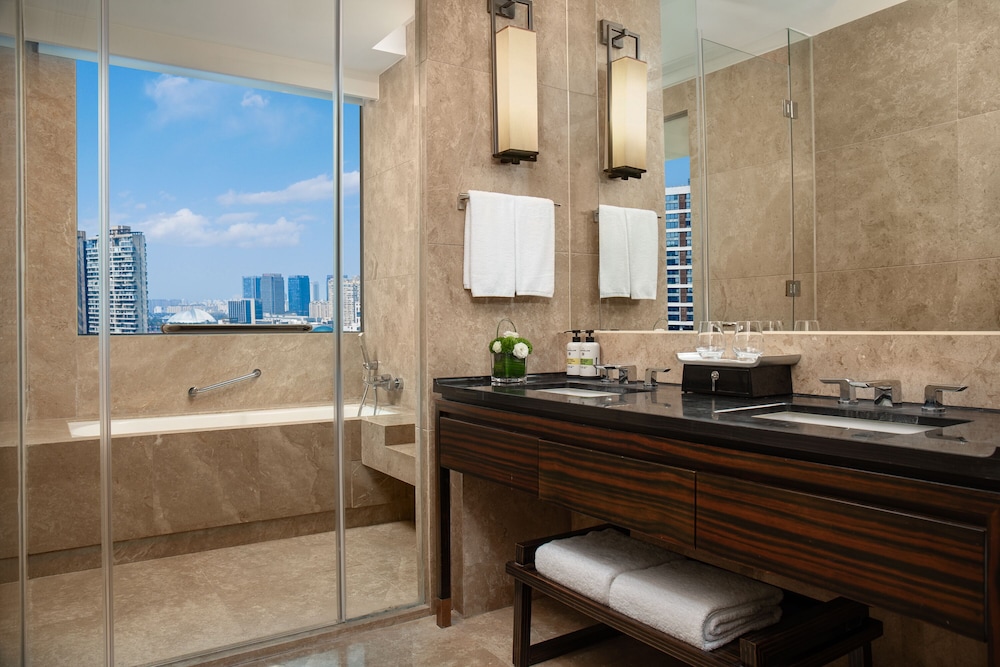 Superior Room, 1 King Bed, City View photo 3