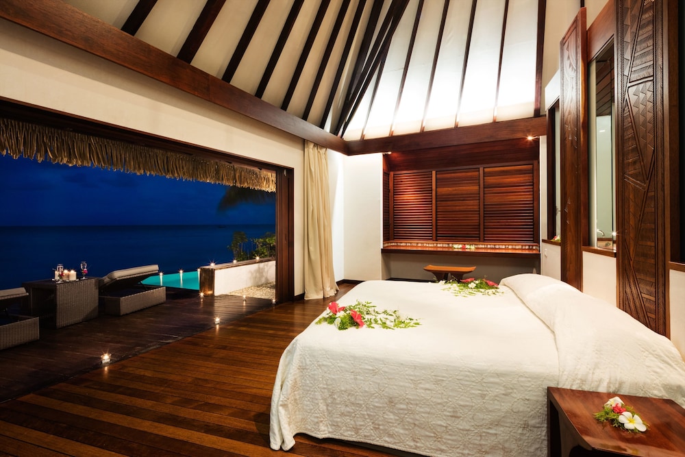 Beach Deluxe Bungalow with pool photo 2