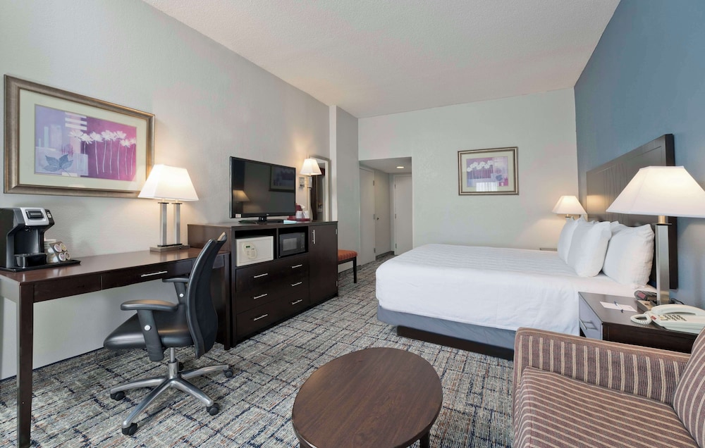 Suite, 1 King Bed, Non Smoking, Jetted Tub - Photo 3