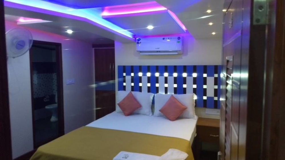 Deluxe Room (With AC 9PM to 6AM time) photo 1
