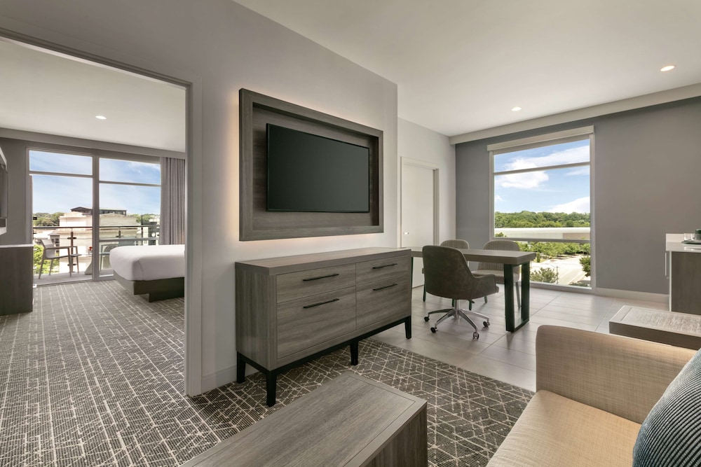 Suite, 1 King Bed, Balcony, Corner - Photo 1