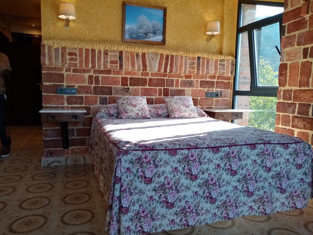 Standard Double or Twin Room - Photo 8