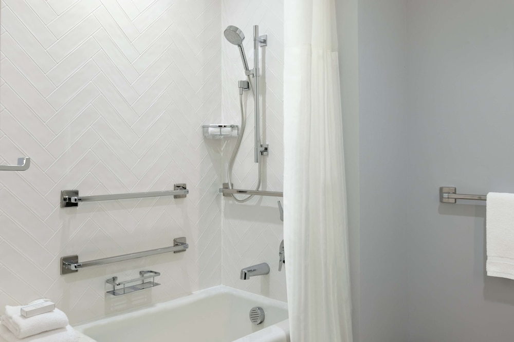 Deluxe Room, 1 King Bed, Accessible, Bathtub - Photo 5