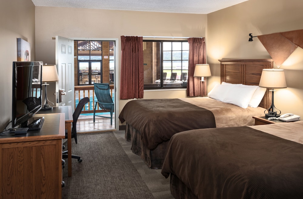 Standard Room, 2 Queen Beds, Pool View, Poolside (2 Queens Poolside) - Photo 1