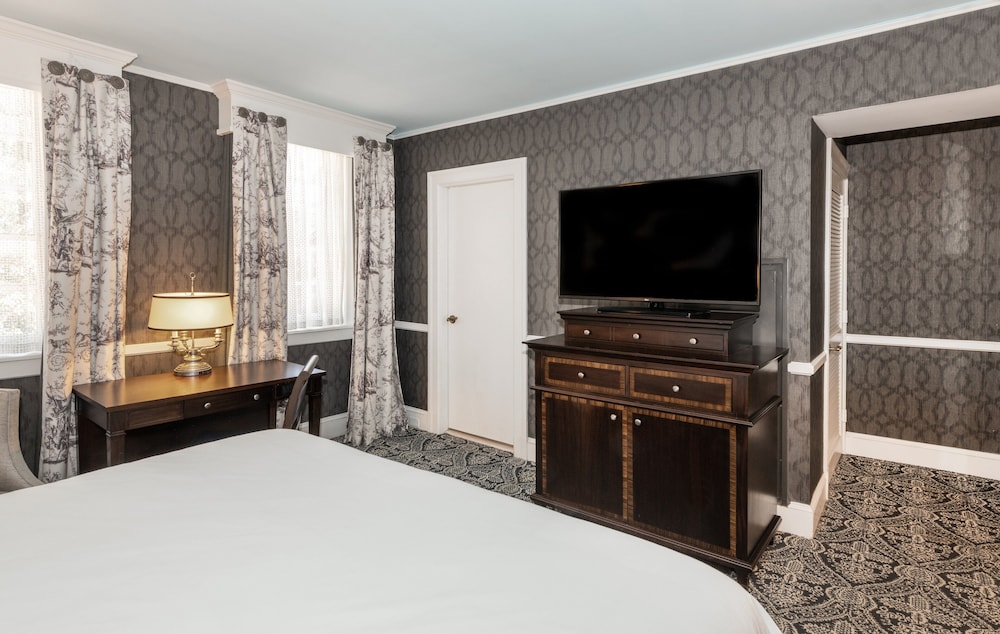 Room, 1 King Bed (Robert Johnson) - Photo 2