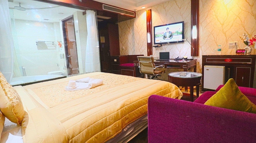 Executive Room with Jacuzzi Tub - Photo 25