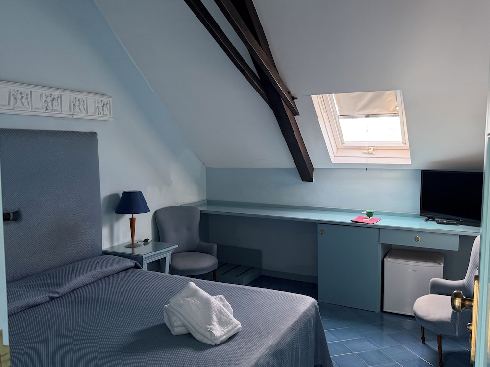 Economy Quadruple Room, Partial Sea View