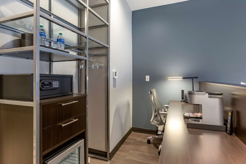 Standard Room, 1 King Bed, Non Smoking, Balcony (Larger Room) - Photo 4